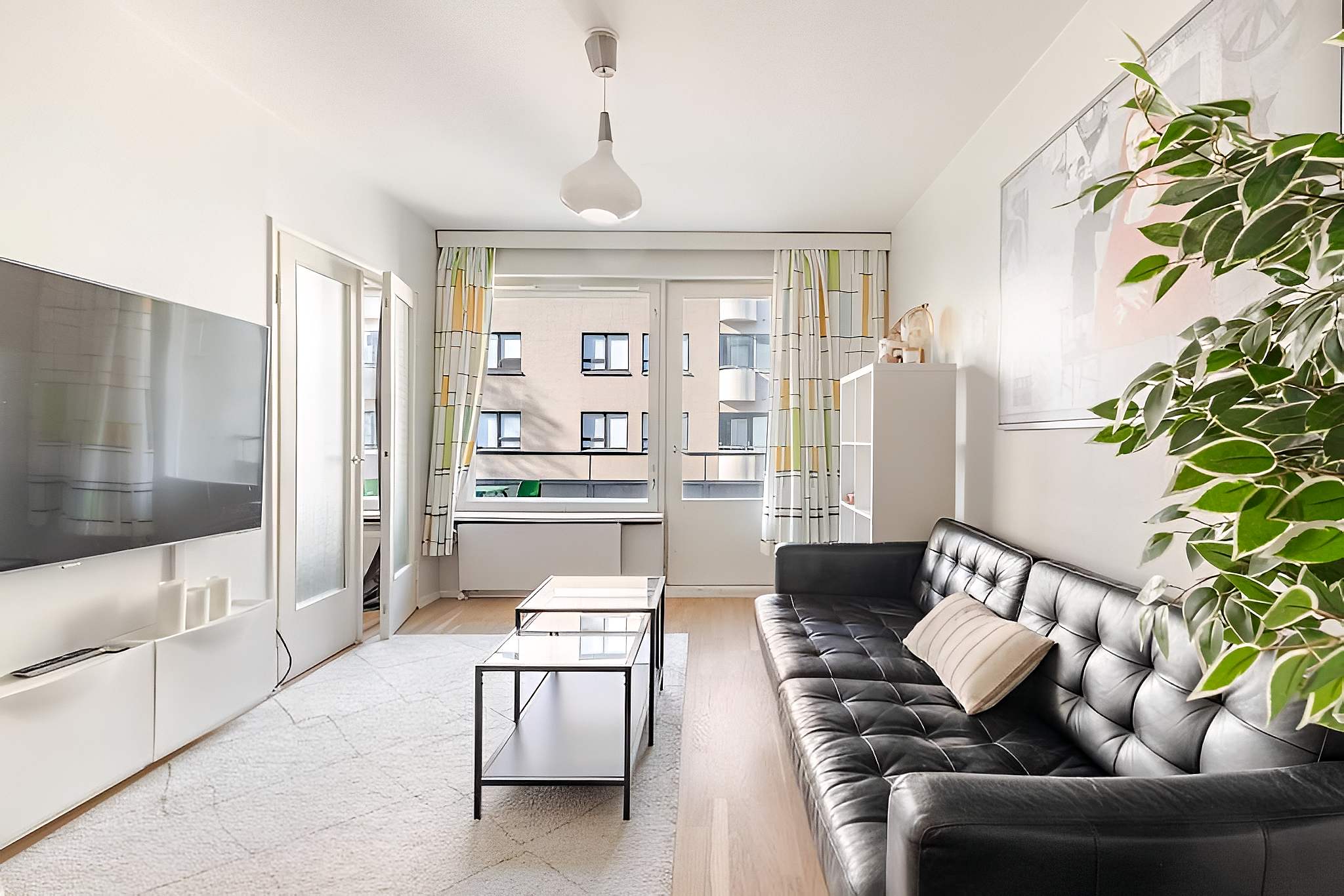 Ammattimainen kotisiivous Helsingissä – puhdas ja valoisa skandinaavinen koti Valoistavan siivouspalvelun jälkeen